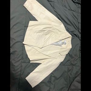White Leather cropped jacket with 3/4 length sleeves.
